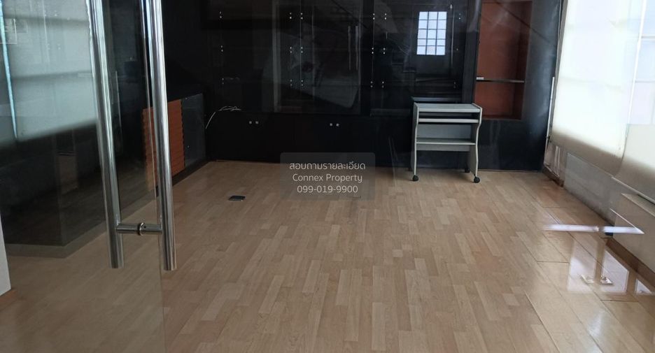 For rent 3 bedrooms retail Space in Huai Khwang, Bangkok