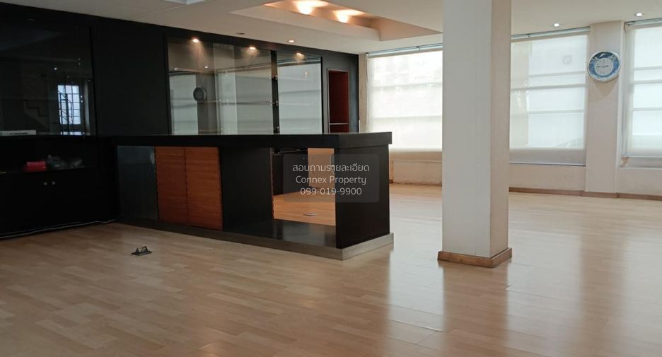 For rent 3 bedrooms retail Space in Huai Khwang, Bangkok