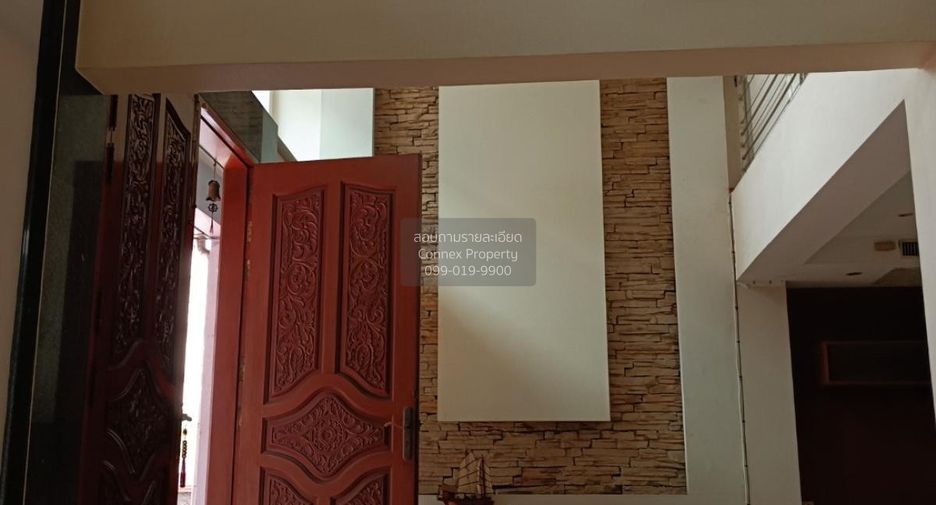 For rent 3 bedrooms retail Space in Huai Khwang, Bangkok