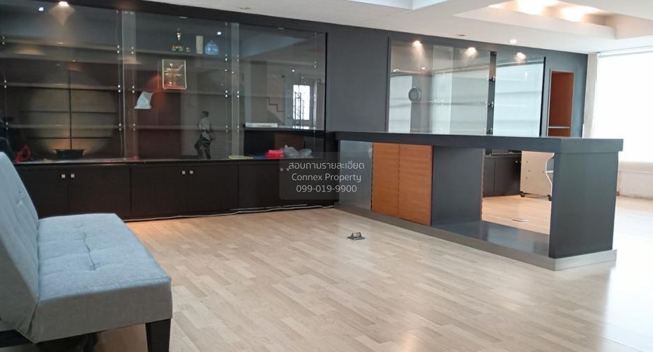 For rent 3 bedrooms retail Space in Huai Khwang, Bangkok