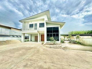 For rent 4 Beds villa in Huai Khwang, Bangkok