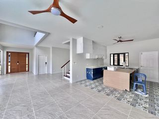 For rent 4 Beds villa in Huai Khwang, Bangkok