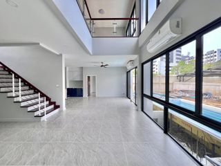 For rent 4 Beds villa in Huai Khwang, Bangkok