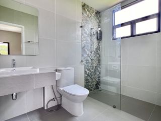 For rent 4 Beds villa in Huai Khwang, Bangkok