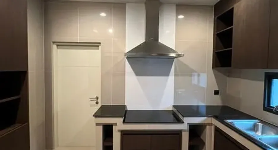 For rent 5 bedrooms house in Bang Kapi, Bangkok