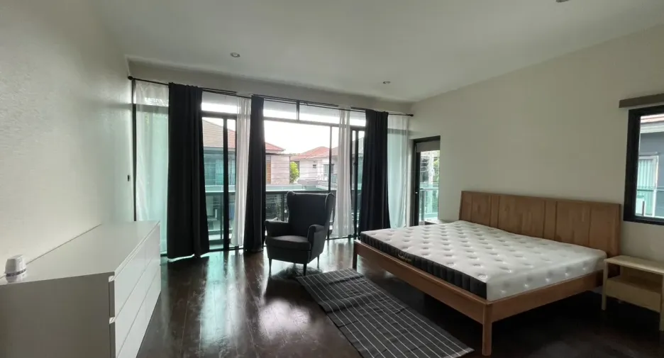 For rent 5 bedrooms house in Bang Kapi, Bangkok