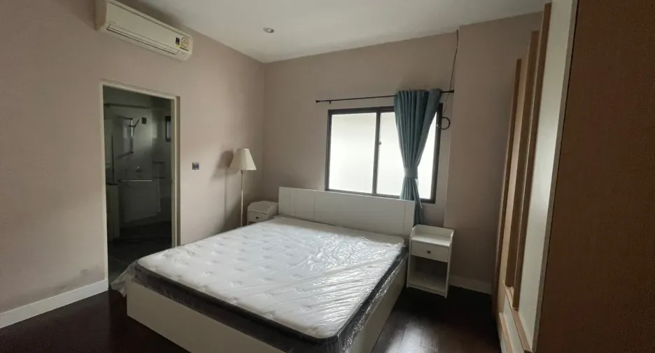 For rent 5 bedrooms house in Bang Kapi, Bangkok