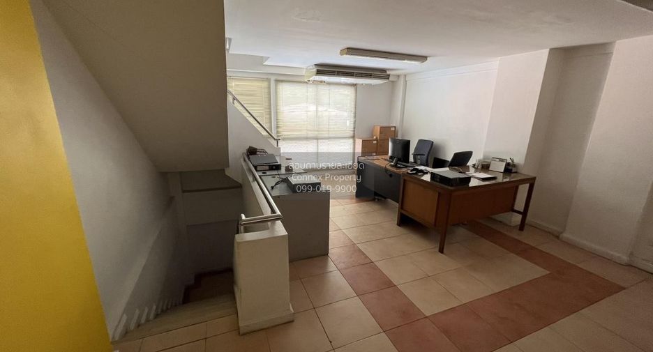 For rent 4 bedrooms retail Space in Khlong San, Bangkok
