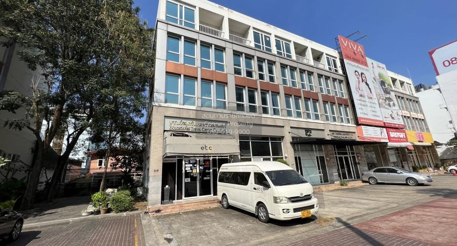 For rent 4 bedrooms retail Space in Khlong San, Bangkok