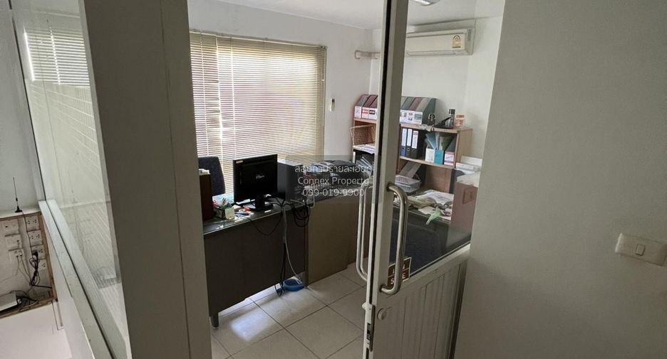 For rent 4 bedrooms retail Space in Khlong San, Bangkok