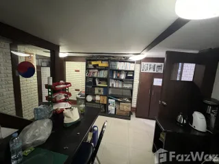For sale 3 bed townhouse in Khlong Toei, Bangkok