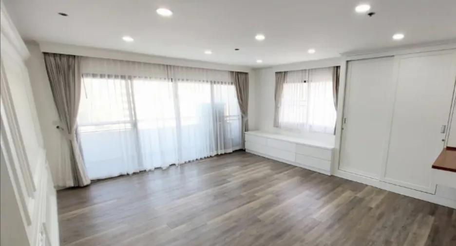 For sale 3 bed condo in Watthana, Bangkok