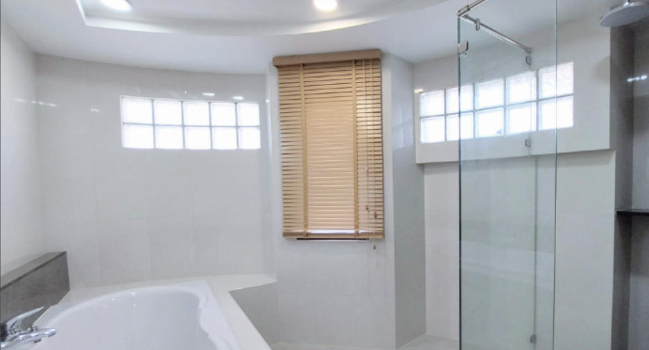For sale 3 bed condo in Watthana, Bangkok
