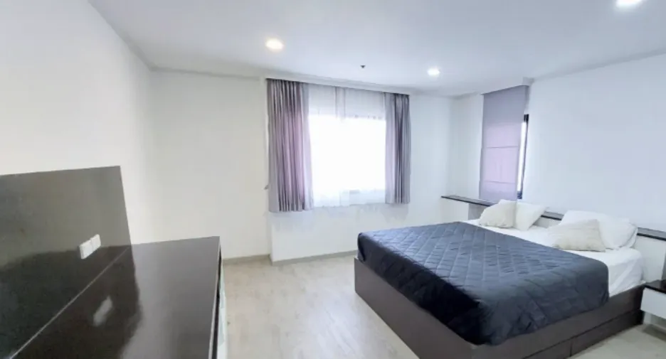 For sale 3 bed condo in Watthana, Bangkok
