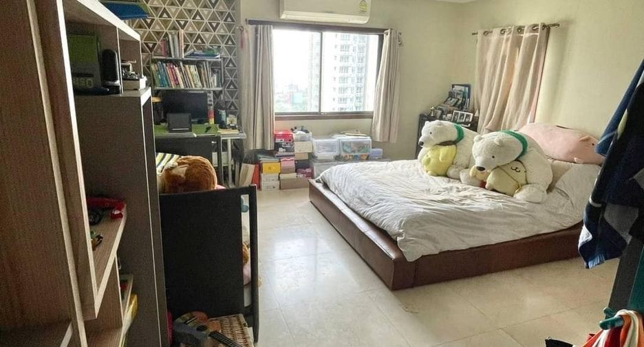 For sale 3 bed condo in Watthana, Bangkok