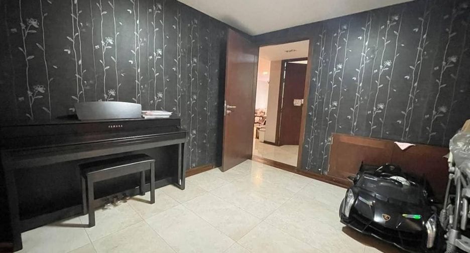 For sale 3 bed condo in Watthana, Bangkok