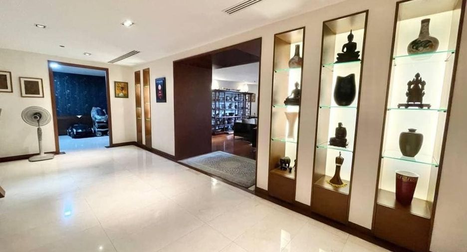For sale 3 bed condo in Watthana, Bangkok