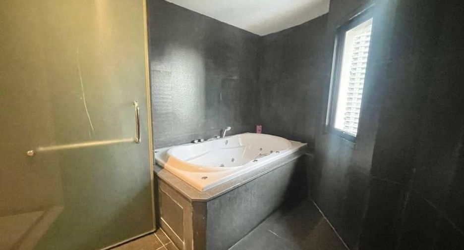 For sale 3 bed condo in Watthana, Bangkok