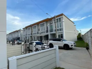 For sale 3 bed townhouse in Ban Pho, Chachoengsao