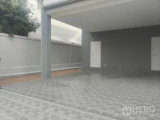 For sale 4 ベッドルーム house in Phra Khanong, Bangkok