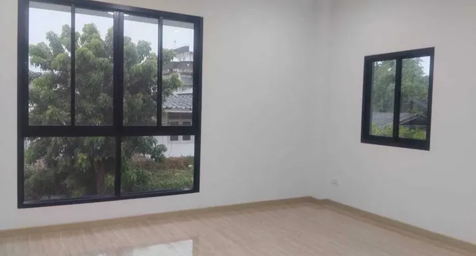 Casa en venta de 4 habitaciones en Phra Khanong, Bangkok