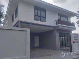 For sale 4 ベッドルーム house in Phra Khanong, Bangkok