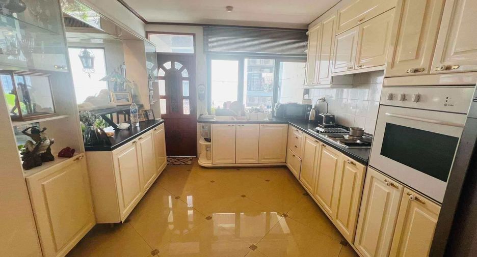 For sale 2 Beds condo in Khlong Toei, Bangkok