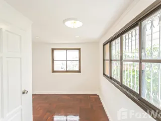 For sale 3 bed townhouse in Lat Phrao, Bangkok