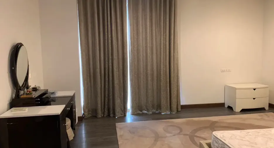 For rent 3 bedrooms condo in Khlong Toei, Bangkok