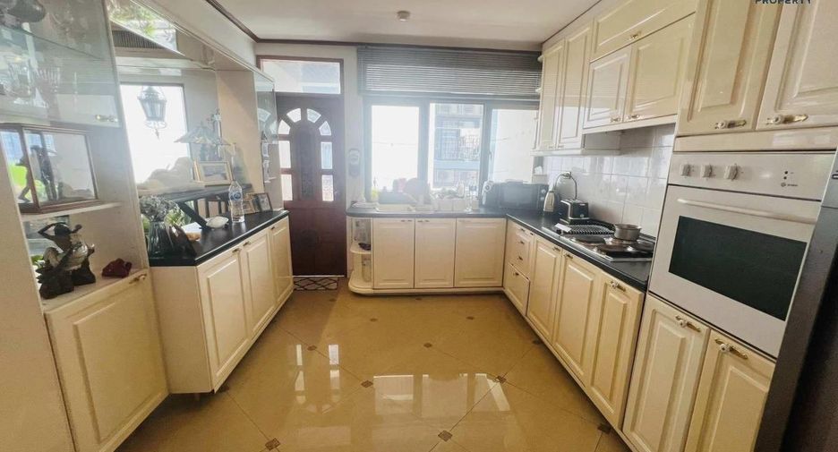 For sale 2 Beds condo in Khlong Toei, Bangkok