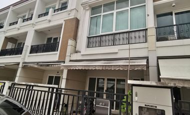 For rent 3 Beds townhouse in Yan Nawa, Bangkok