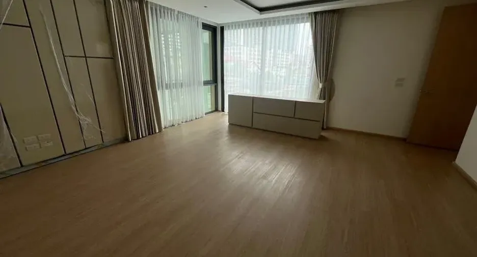 For rent 4 bedrooms townhouse in Khlong Toei, Bangkok