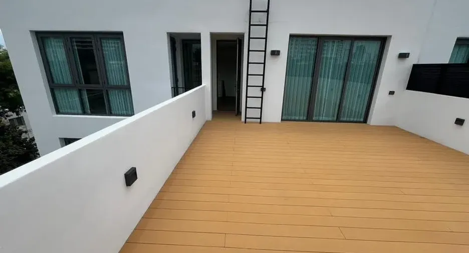 For rent 4 bedrooms townhouse in Khlong Toei, Bangkok