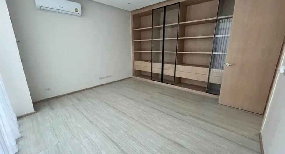 For rent 4 bedrooms townhouse in Khlong Toei, Bangkok