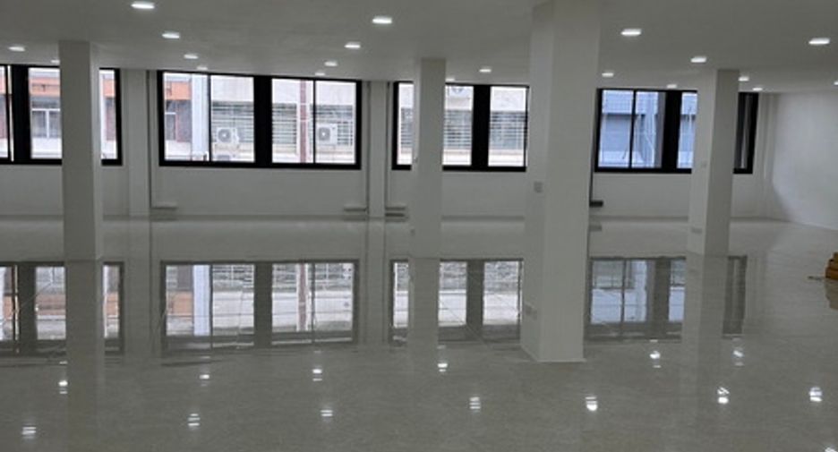 For rent and for sale 5 bed office in Huai Khwang, Bangkok