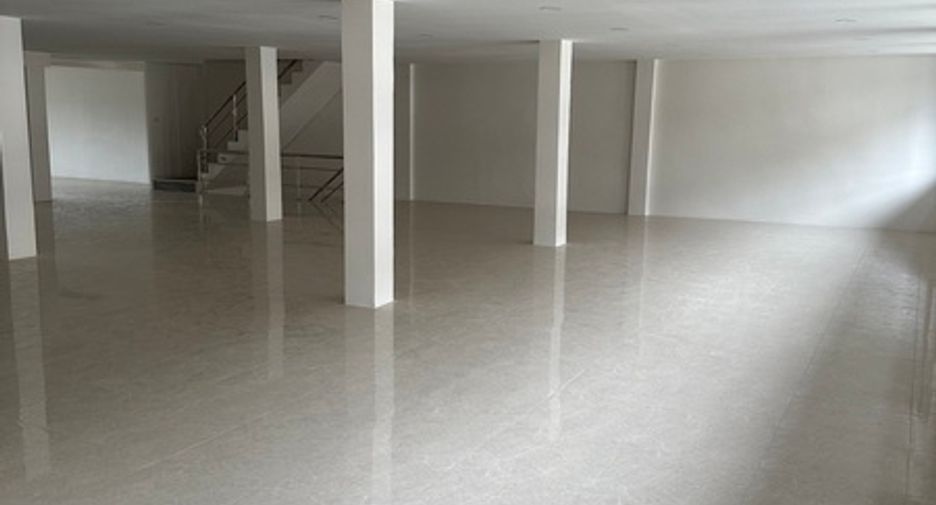 For rent and for sale 5 bed office in Huai Khwang, Bangkok