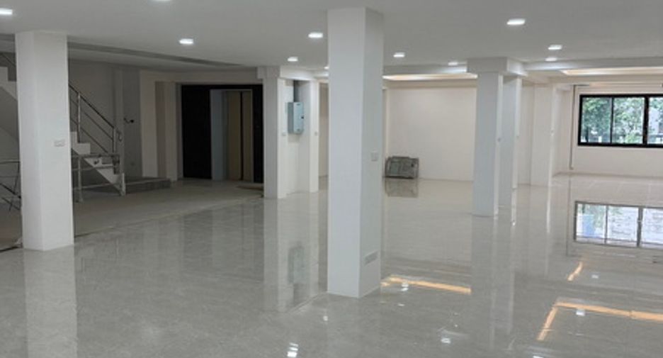 For rent and for sale 5 bed office in Huai Khwang, Bangkok