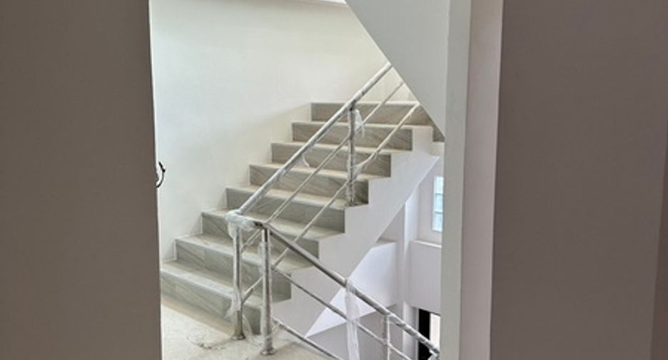 For rent and for sale 5 bed office in Huai Khwang, Bangkok