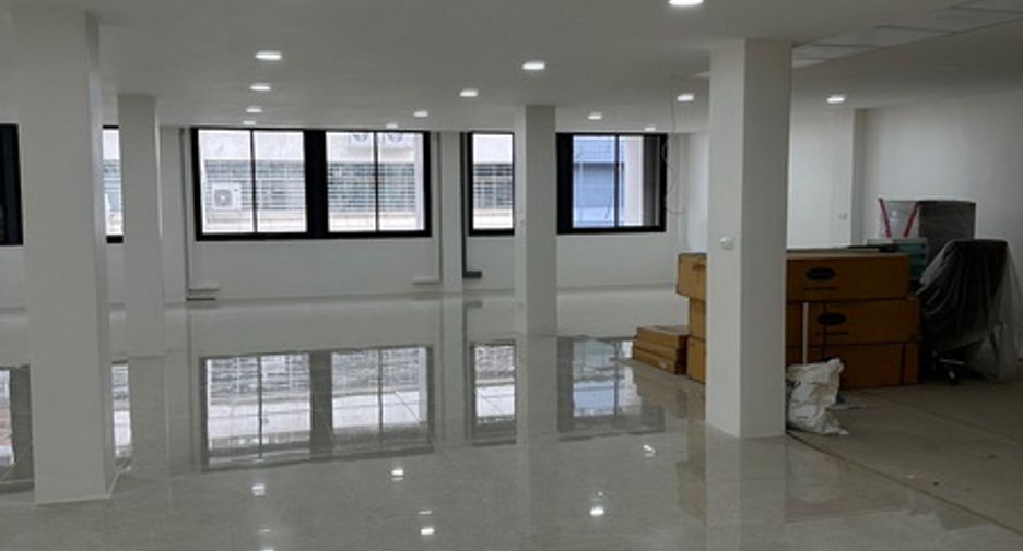 For rent and for sale 5 bed office in Huai Khwang, Bangkok