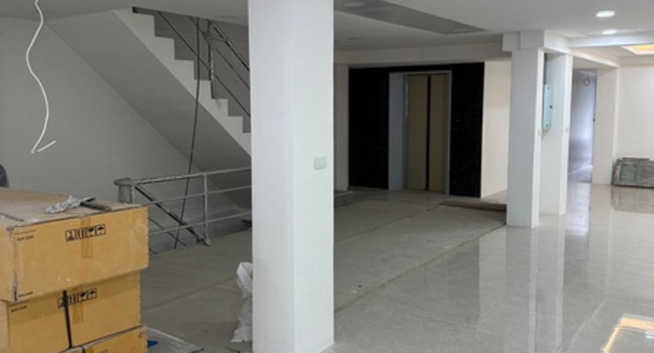 For rent and for sale 5 bed office in Huai Khwang, Bangkok