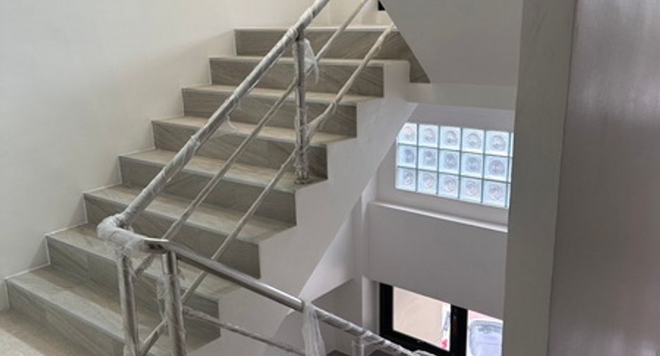 For rent and for sale 5 bed office in Huai Khwang, Bangkok