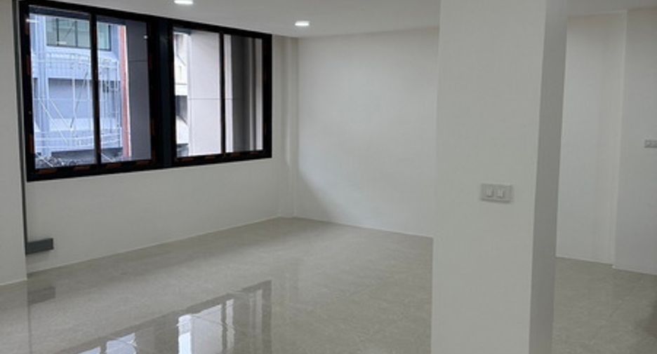 For rent and for sale 5 bed office in Huai Khwang, Bangkok