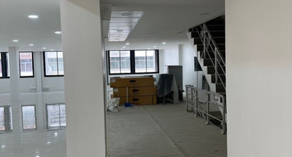 For rent and for sale 5 bed office in Huai Khwang, Bangkok