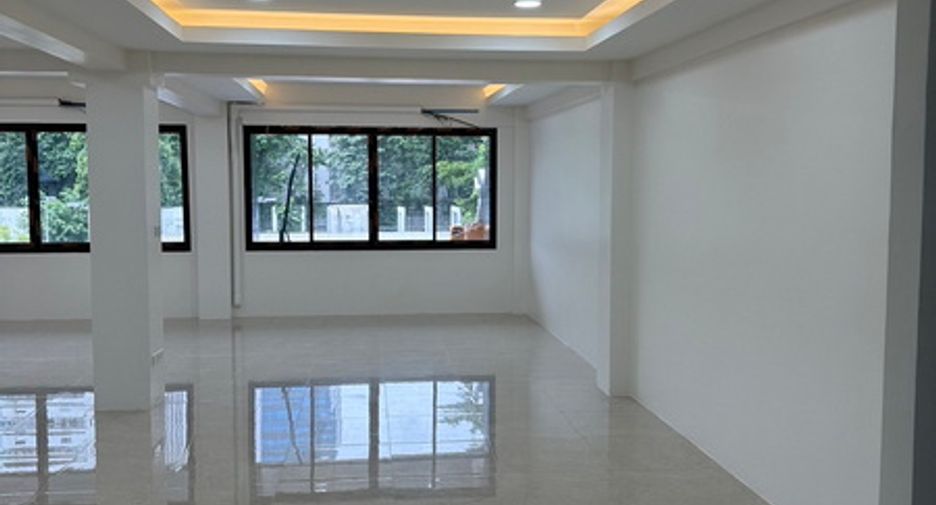 For rent and for sale 5 bed office in Huai Khwang, Bangkok