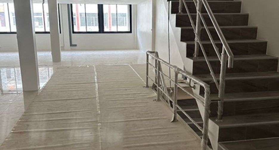 For rent and for sale 5 bed office in Huai Khwang, Bangkok