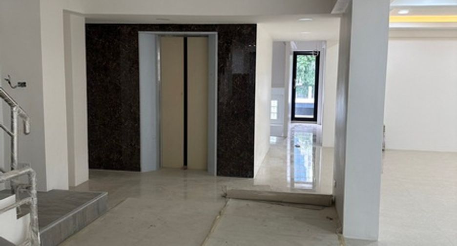 For rent and for sale 5 bed office in Huai Khwang, Bangkok