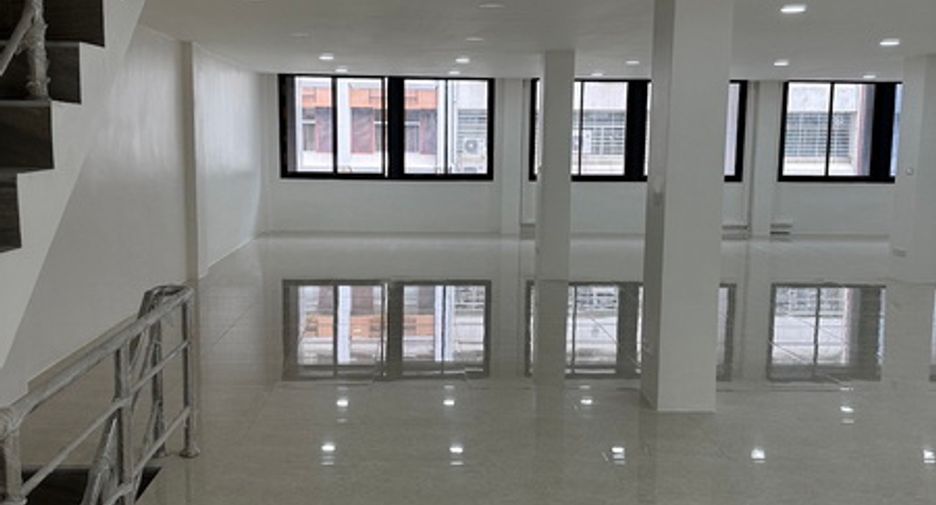 For rent and for sale 5 bed office in Huai Khwang, Bangkok