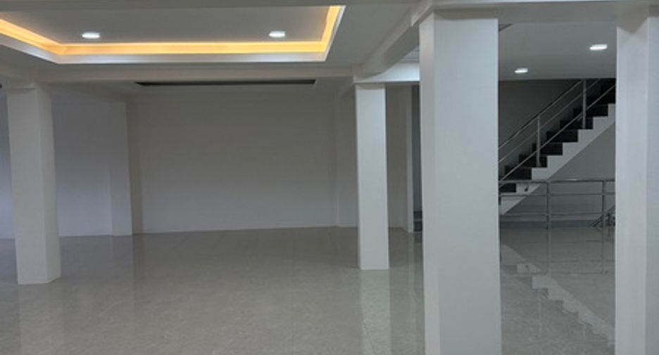 For rent and for sale 5 bed office in Huai Khwang, Bangkok