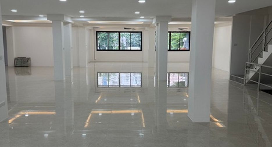 For rent and for sale 5 bed office in Huai Khwang, Bangkok