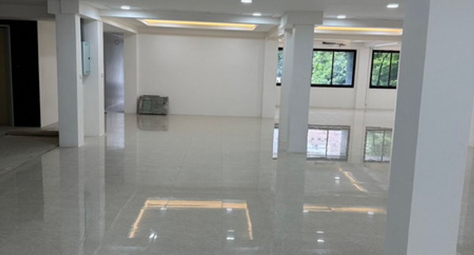 For rent and for sale 5 bed office in Huai Khwang, Bangkok